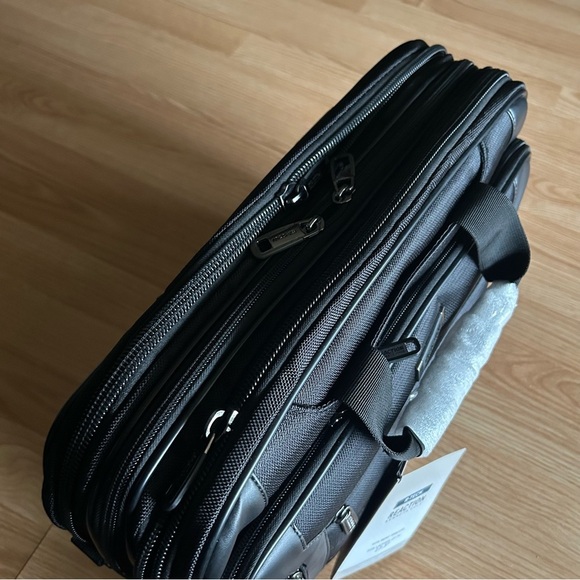 NWT Kenneth Cole Reaction Keystone Checkpoint-Friendly Laptop Portfolio Bag - Picture 4 of 12